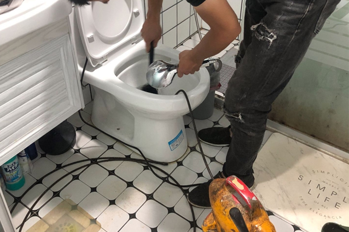 毛感乡疏通下水道