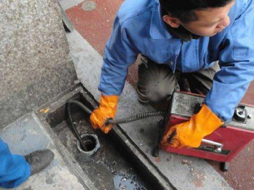 毛感乡疏通下水道