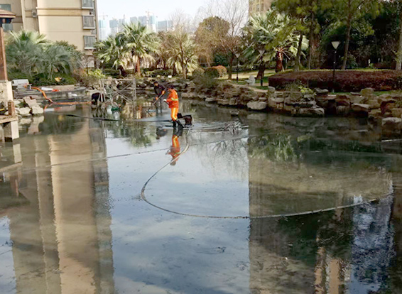 毛感乡景观池淤泥清理