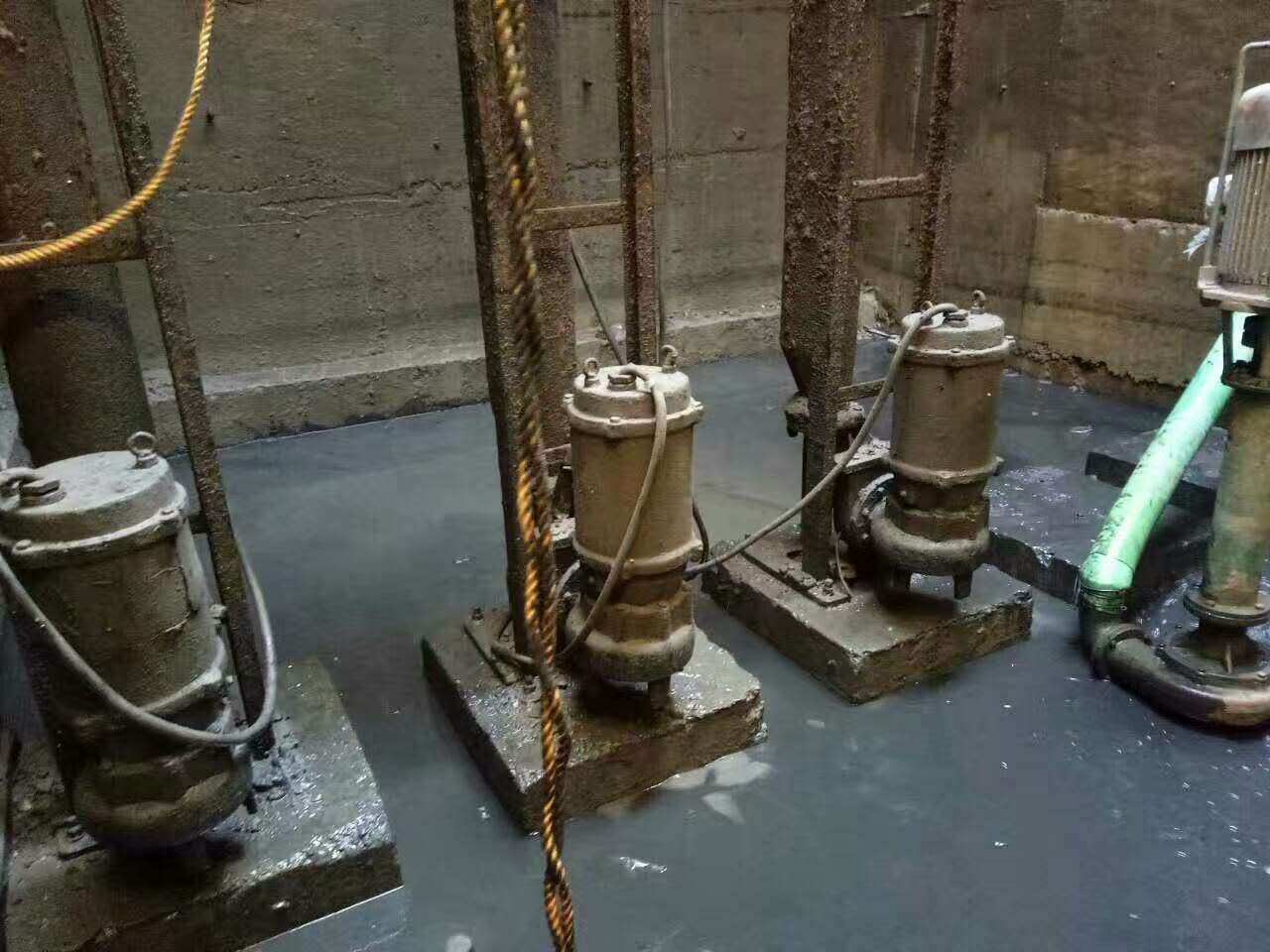 毛感乡污水池清理