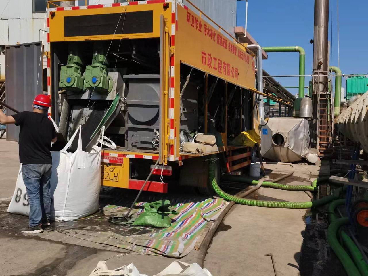 毛感乡淤泥压干处理