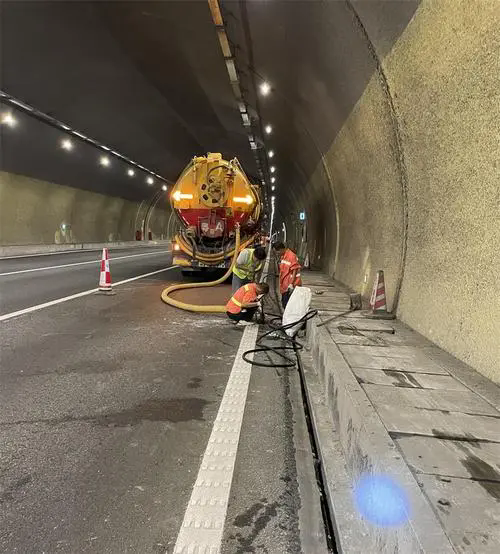 毛感乡隧道排水渠清淤